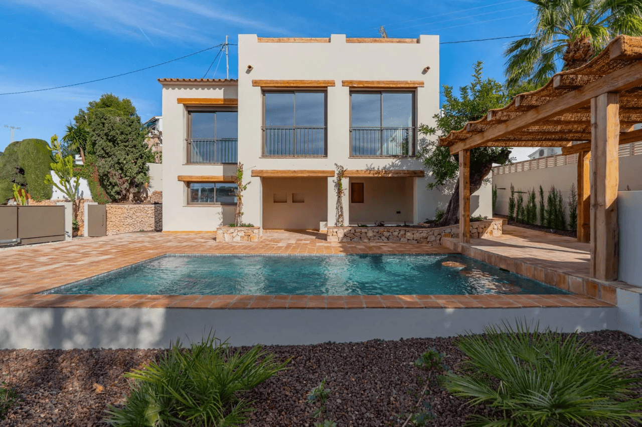 4617BEN Villa mediterránea reformada con vistas al mar en venta en La Fustera, Benissa