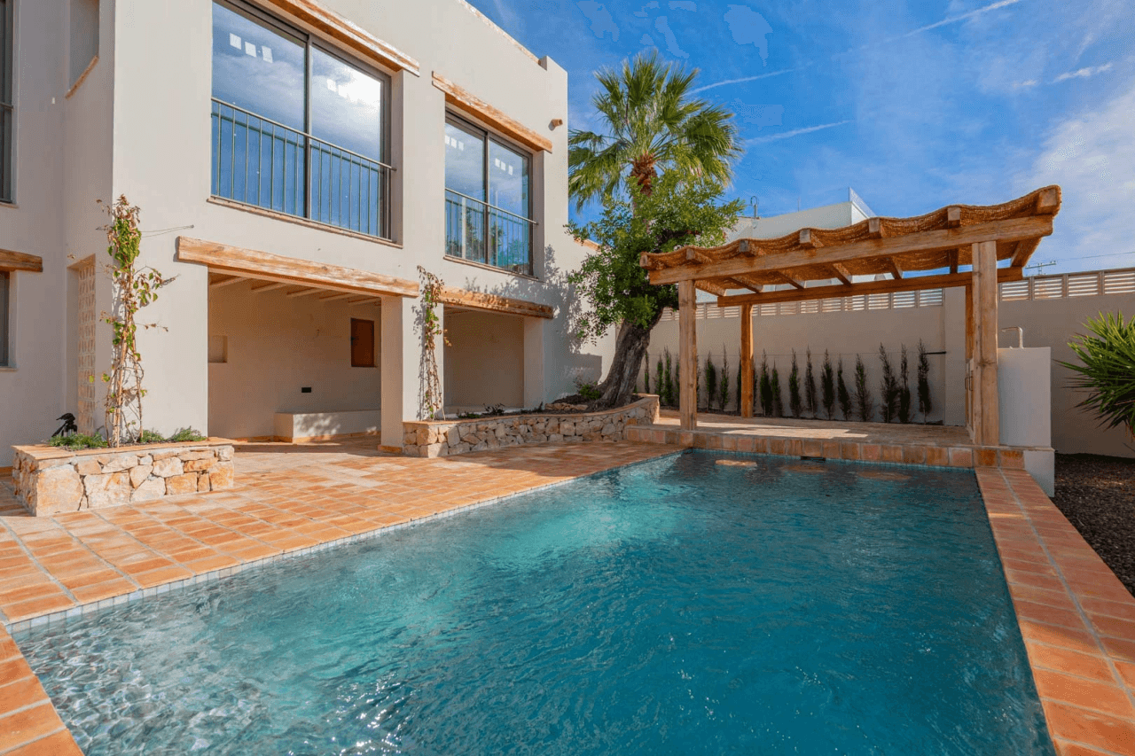 4617BEN Villa mediterránea reformada con vistas al mar en venta en La Fustera, Benissa