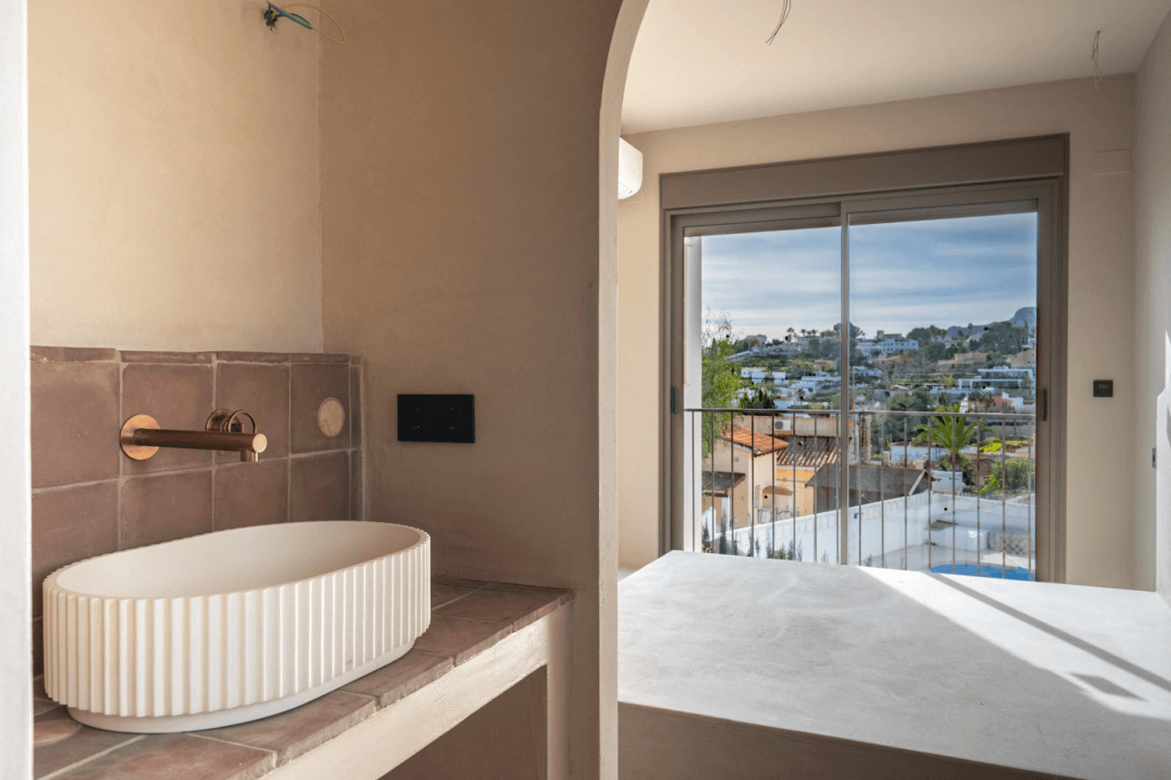 4617BEN Villa mediterránea reformada con vistas al mar en venta en La Fustera, Benissa
