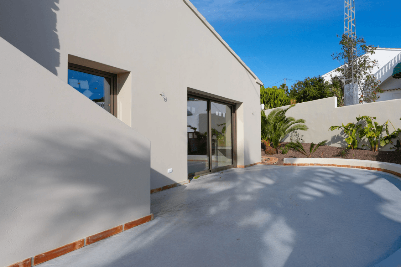 4617BEN Villa mediterránea reformada con vistas al mar en venta en La Fustera, Benissa