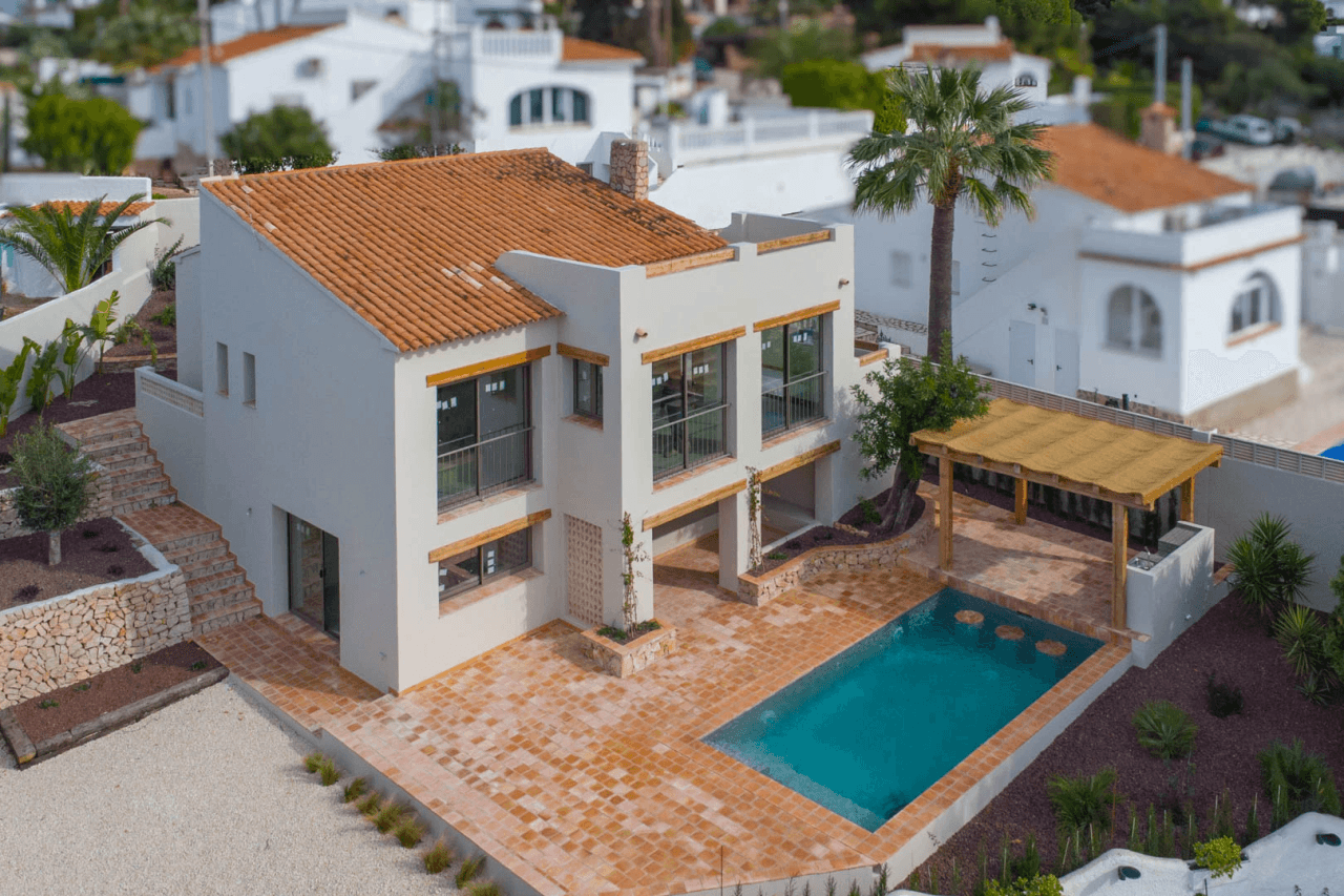 4617BEN Villa mediterránea reformada con vistas al mar en venta en La Fustera, Benissa
