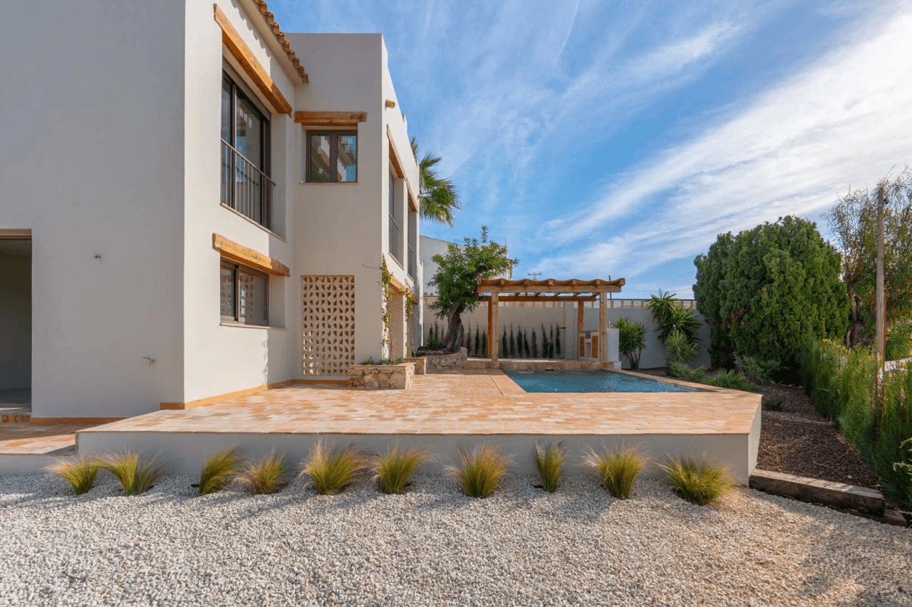 4617BEN Villa mediterránea reformada con vistas al mar en venta en La Fustera, Benissa