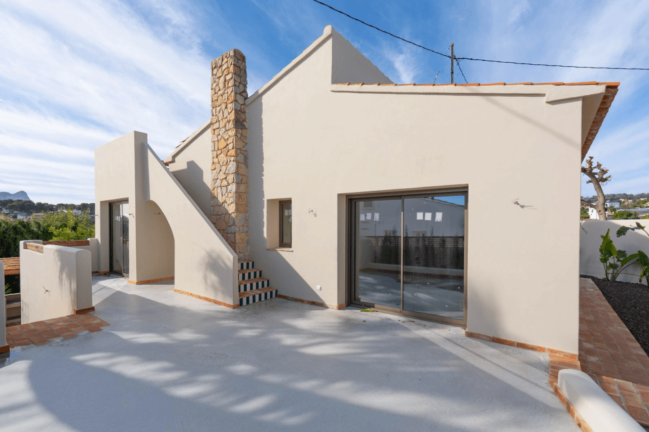 4617BEN Villa mediterránea reformada con vistas al mar en venta en La Fustera, Benissa