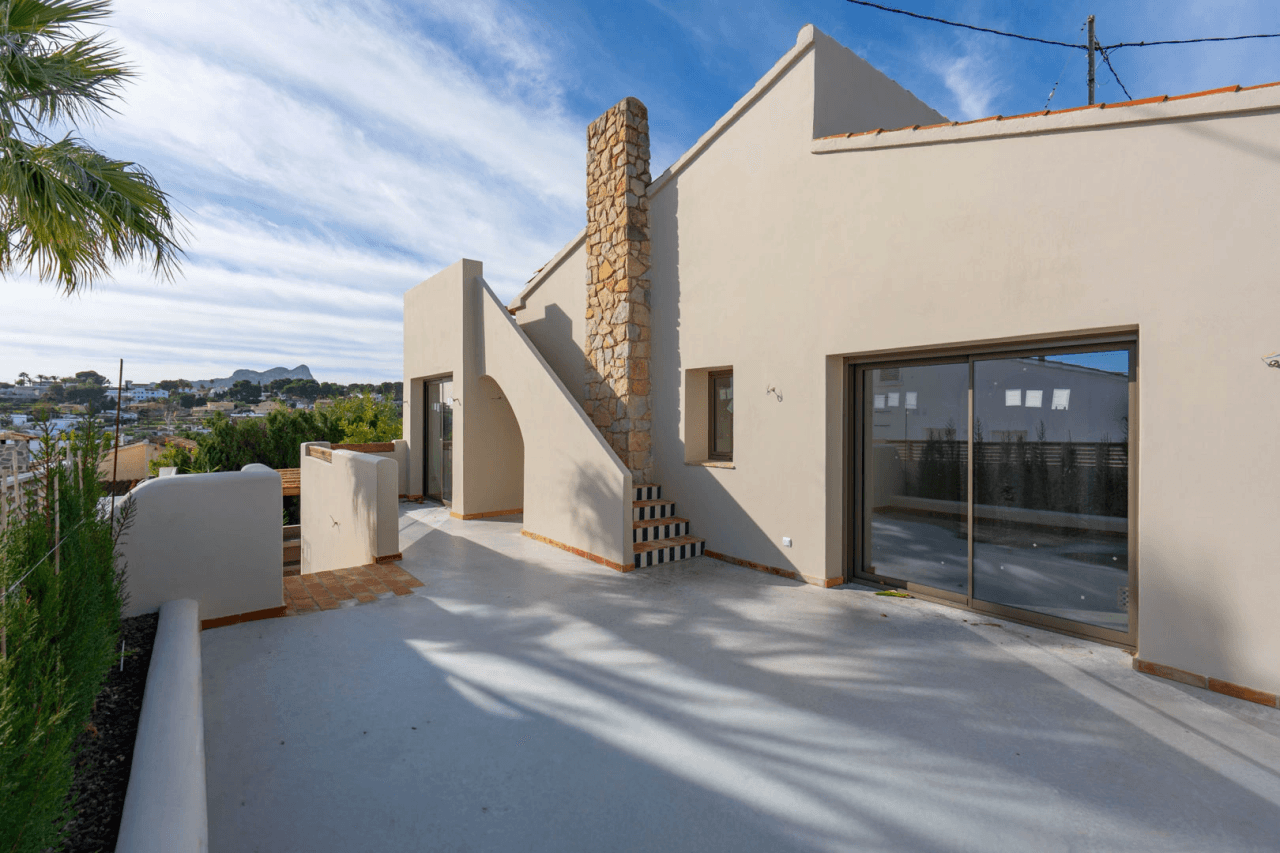 4617BEN Villa mediterránea reformada con vistas al mar en venta en La Fustera, Benissa