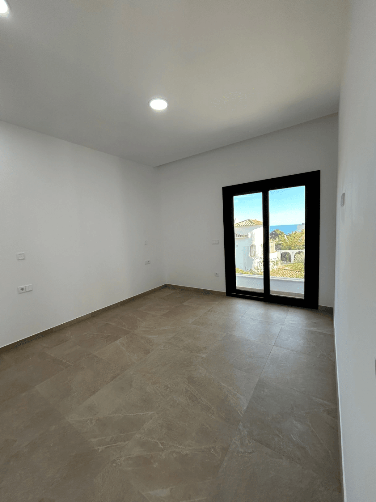 Villa de nueva construcción lista para habitar con vistas al mar en venta en La Fustera, Benissa