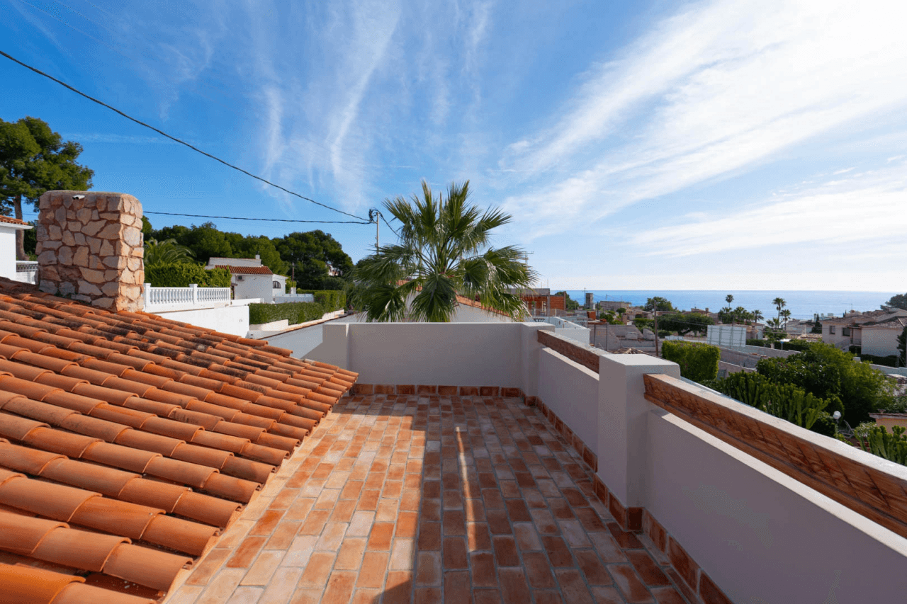 4617BEN Villa mediterránea reformada con vistas al mar en venta en La Fustera, Benissa