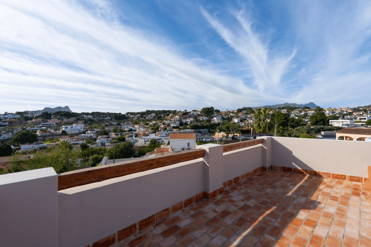 4617BEN Villa mediterránea reformada con vistas al mar en venta en La Fustera, Benissa