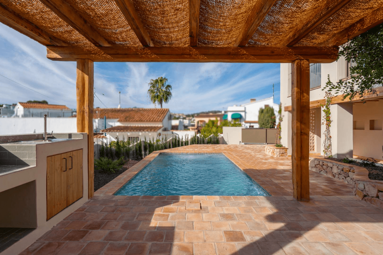 4617BEN Villa mediterránea reformada con vistas al mar en venta en La Fustera, Benissa