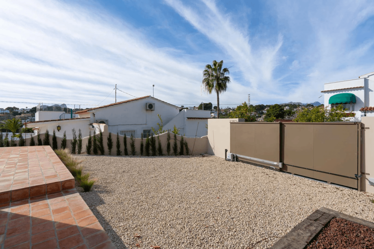 4617BEN Villa mediterránea reformada con vistas al mar en venta en La Fustera, Benissa
