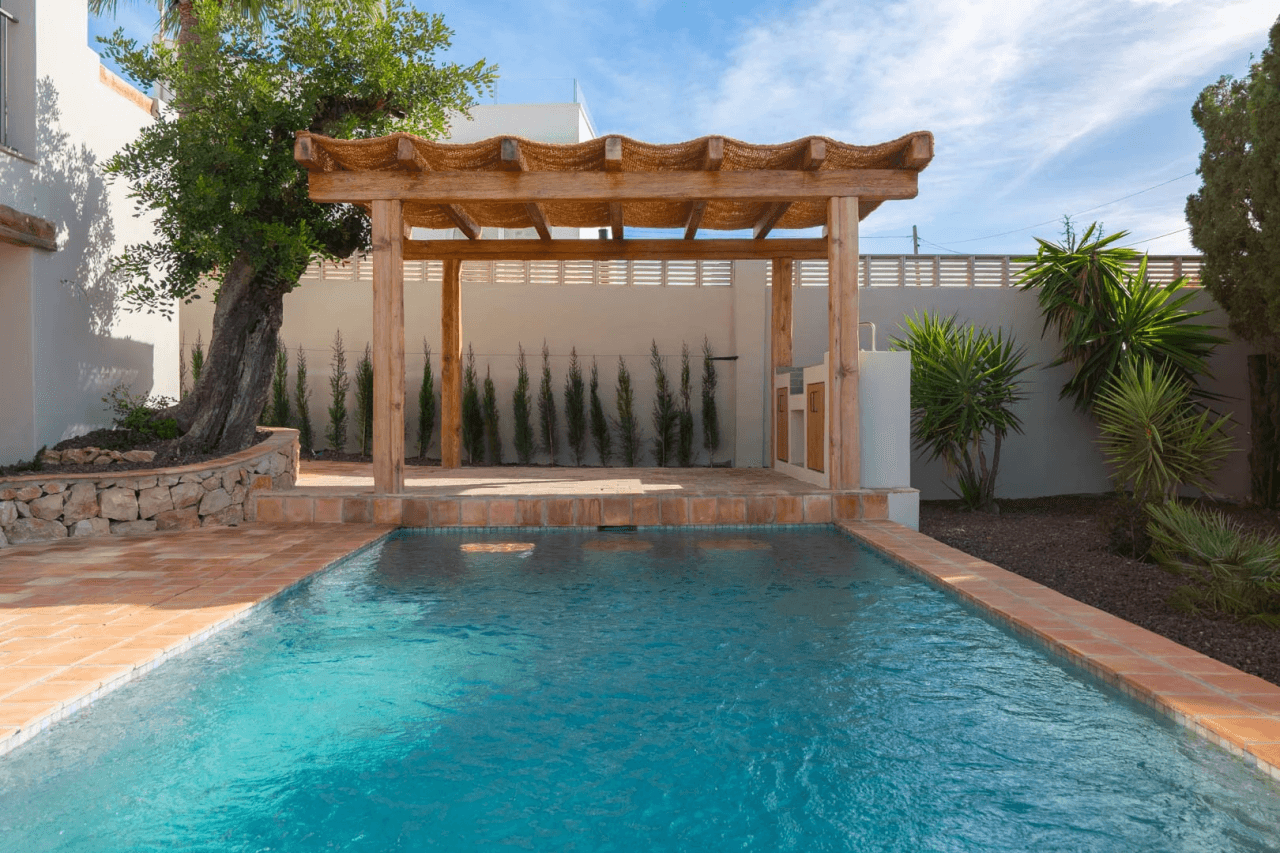 4617BEN Villa mediterránea reformada con vistas al mar en venta en La Fustera, Benissa