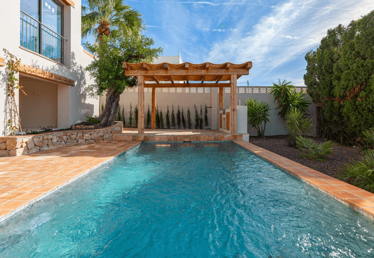 4617BEN Villa mediterránea reformada con vistas al mar en venta en La Fustera, Benissa