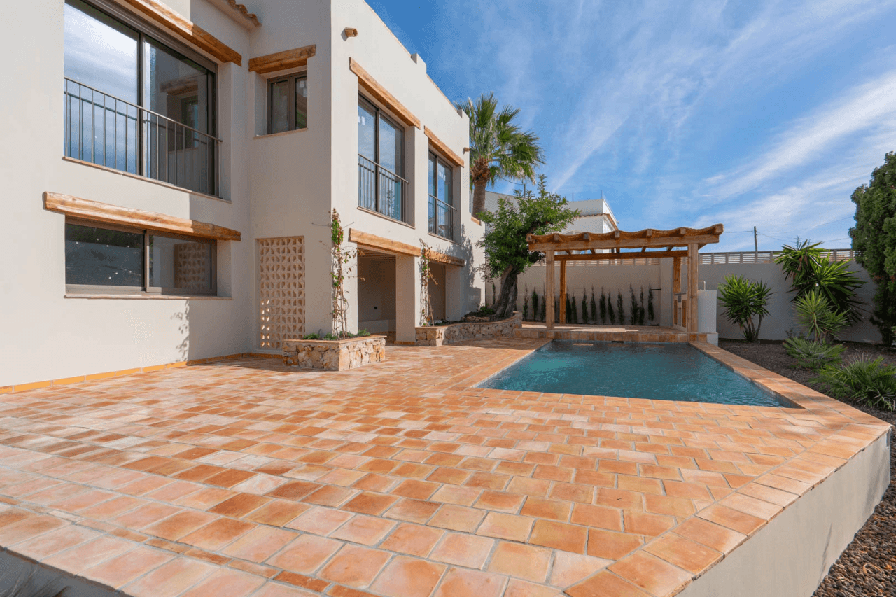4617BEN Villa mediterránea reformada con vistas al mar en venta en La Fustera, Benissa
