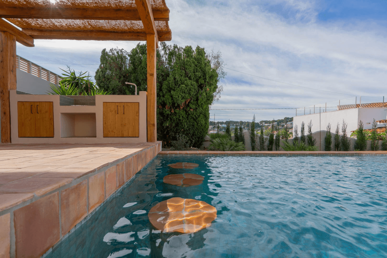 4617BEN Villa mediterránea reformada con vistas al mar en venta en La Fustera, Benissa