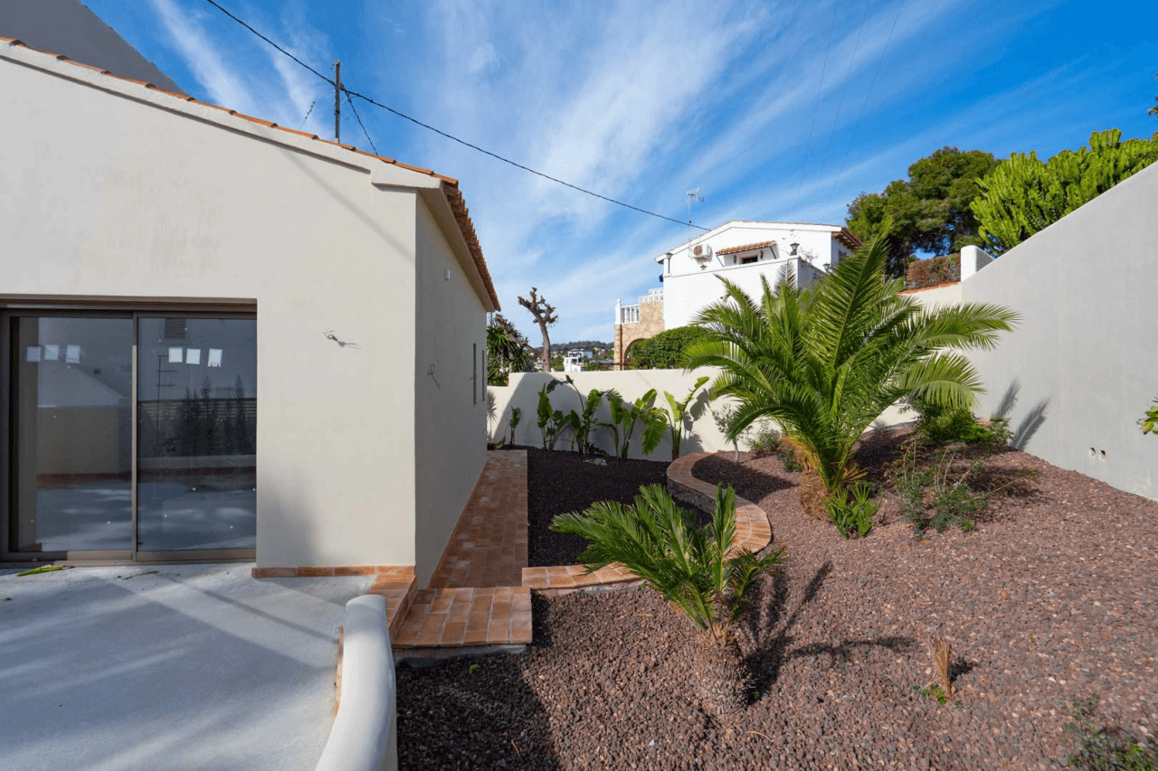 4617BEN Villa mediterránea reformada con vistas al mar en venta en La Fustera, Benissa
