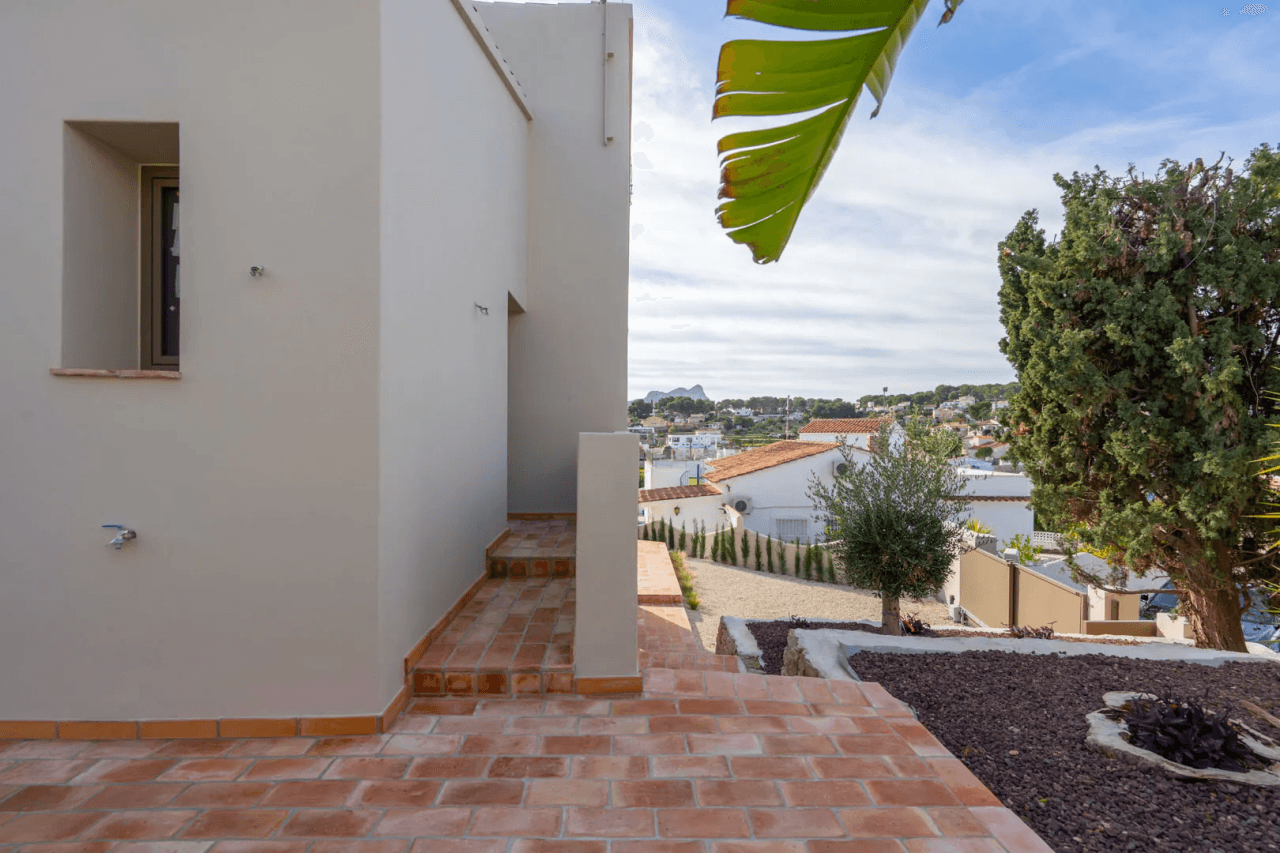4617BEN Villa mediterránea reformada con vistas al mar en venta en La Fustera, Benissa