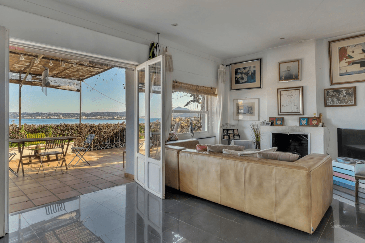 VILLA ON THE SEAFRONT IN THE PORT OF JAVEA