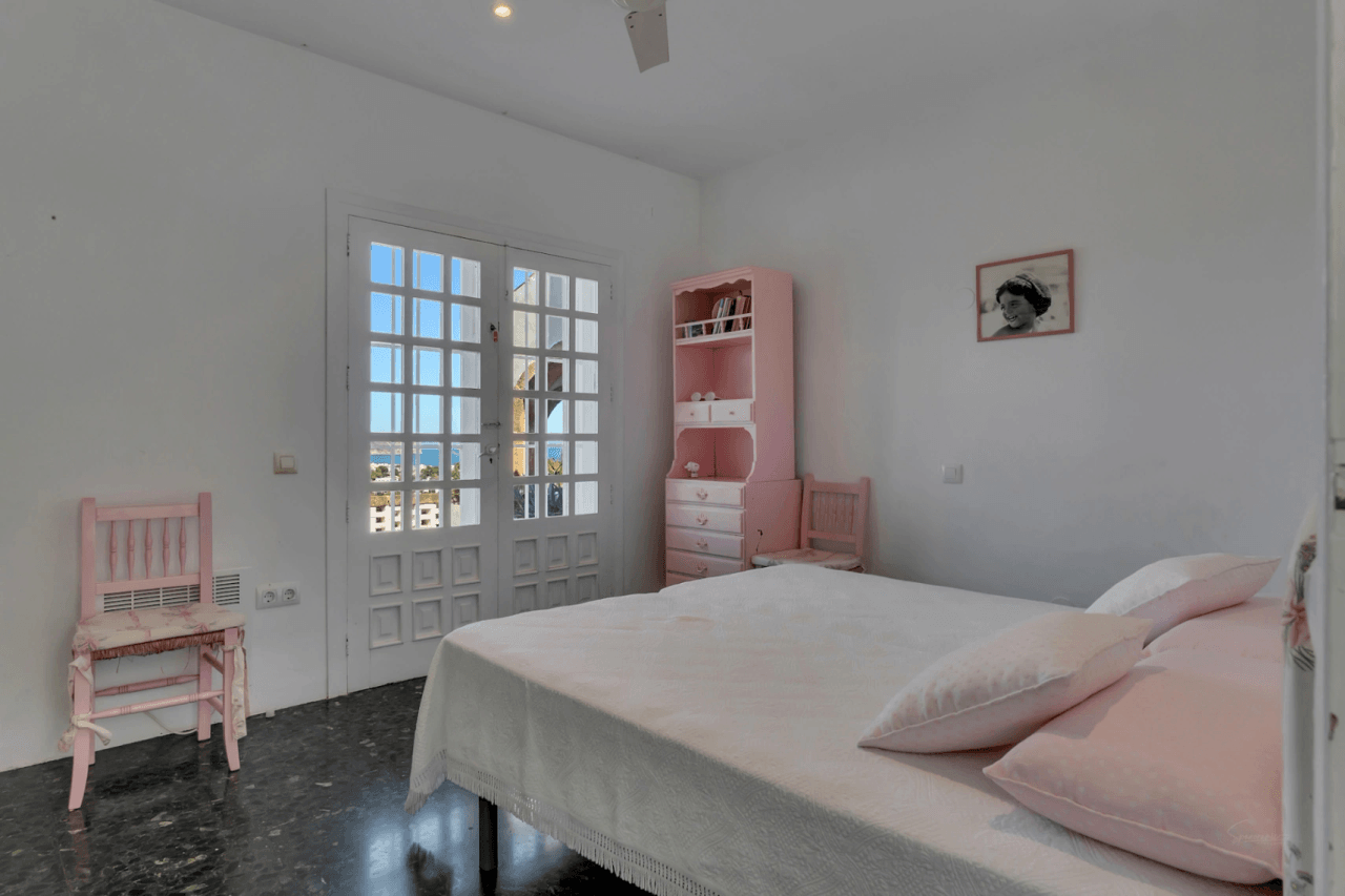 Stunning villa with amazing sea views in the El Tosalet urbanization.