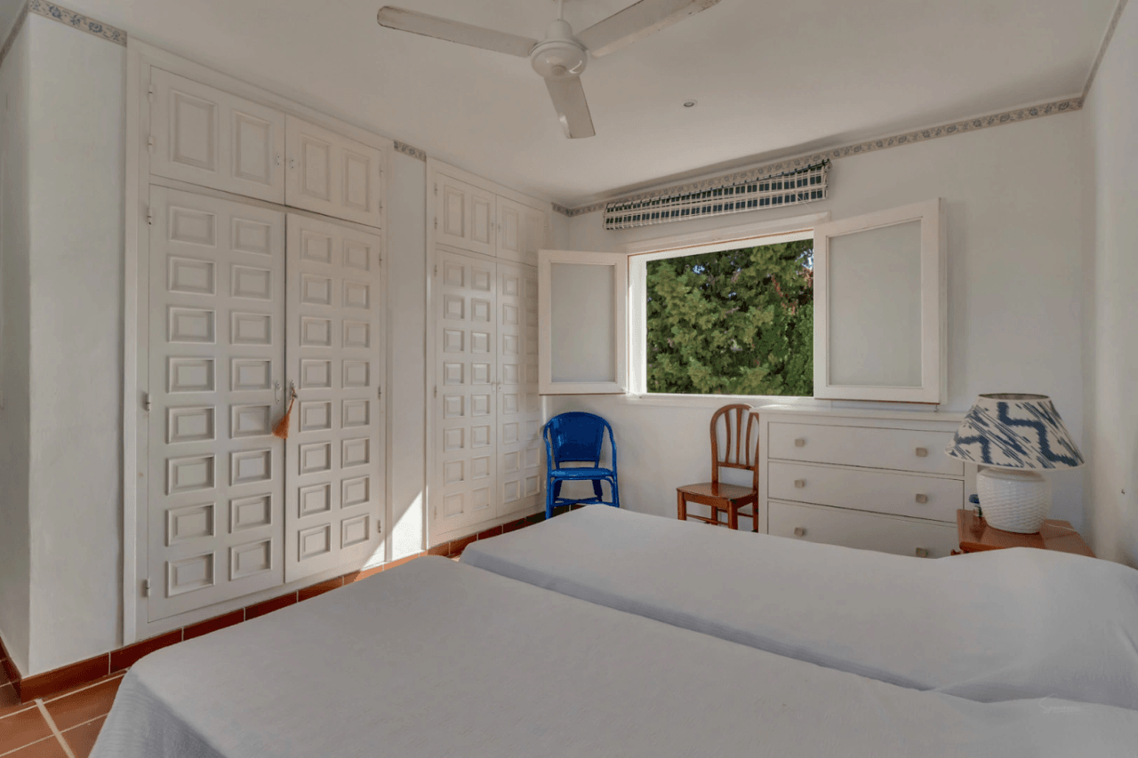 Stunning villa with amazing sea views in the El Tosalet urbanization.