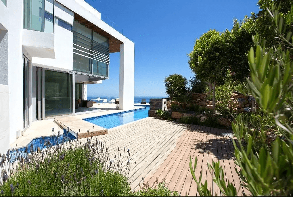 Luxurious modern frontline villa with stunning sea views