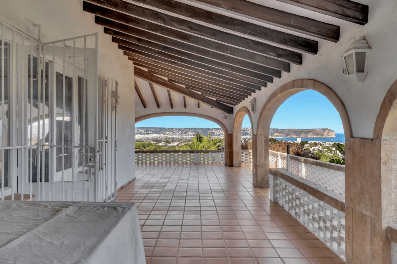 Stunning villa with amazing sea views in the El Tosalet urbanization.