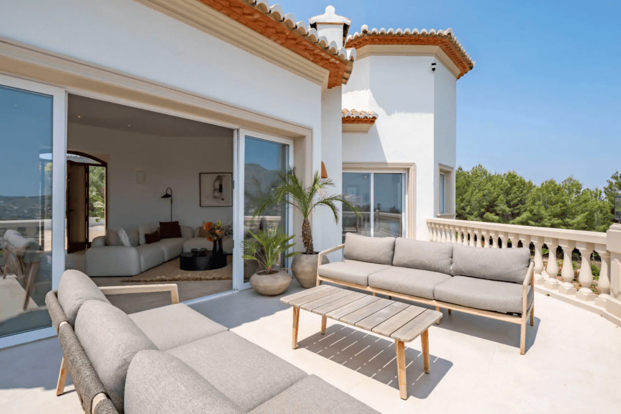 Recently renovated villa with stunning panoramic views of Jávea.