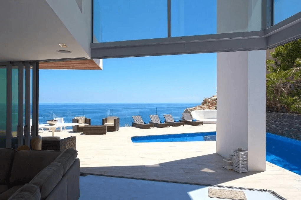 Luxurious modern frontline villa with stunning sea views