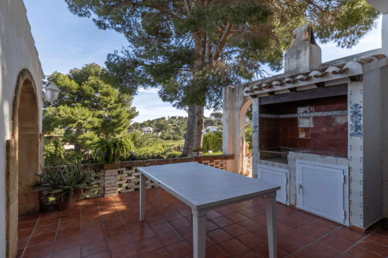 Stunning villa with amazing sea views in the El Tosalet urbanization.