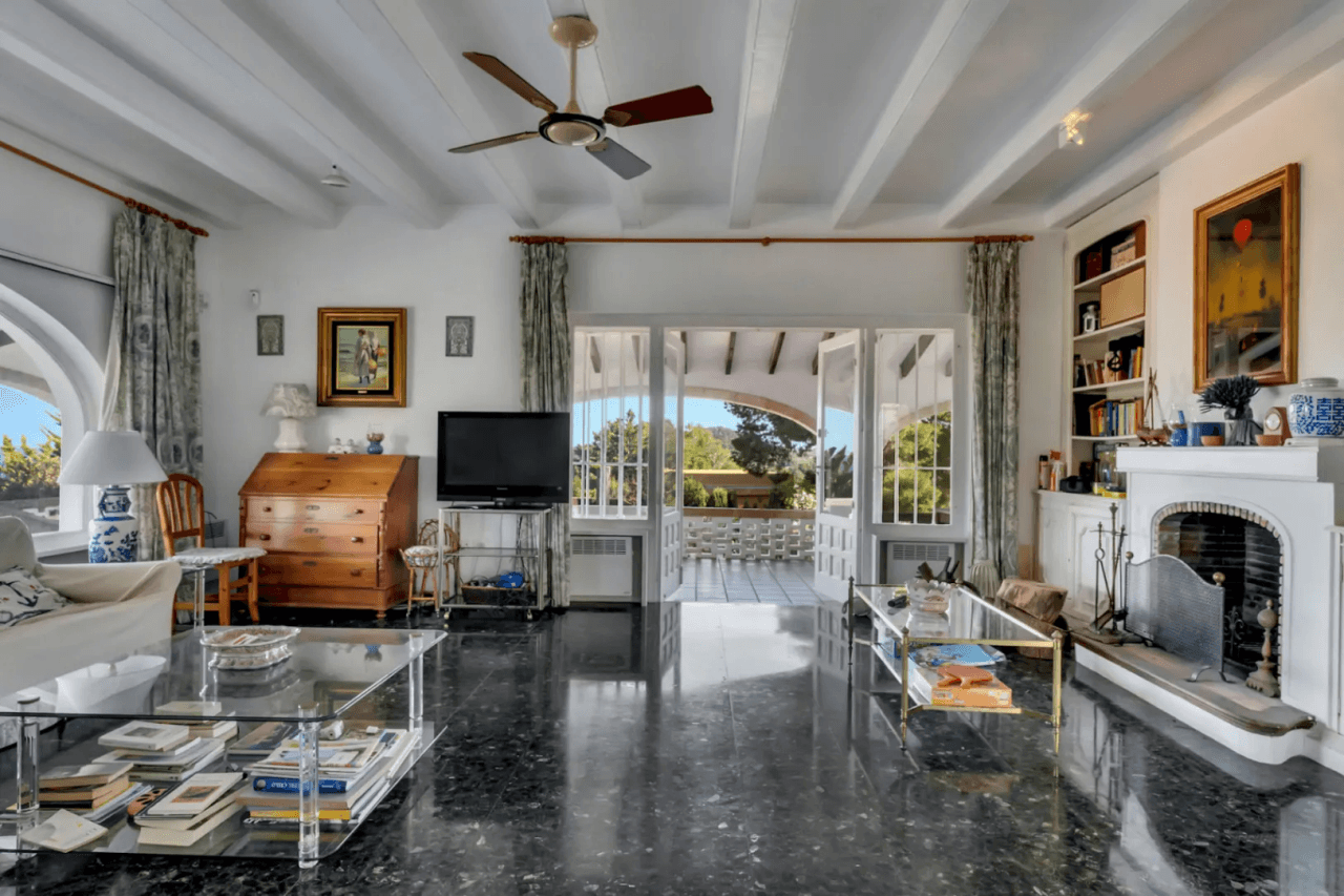 Stunning villa with amazing sea views in the El Tosalet urbanization.