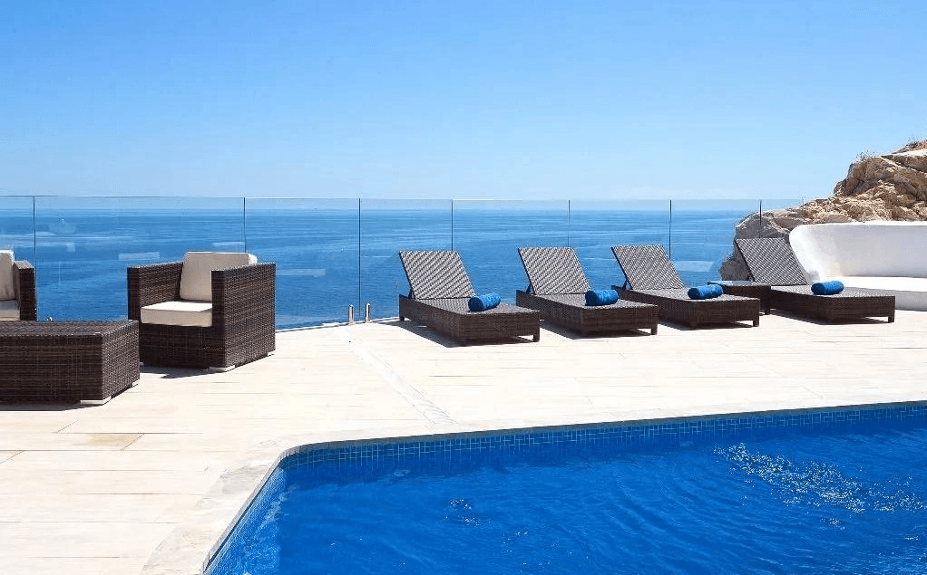 Luxurious modern frontline villa with stunning sea views