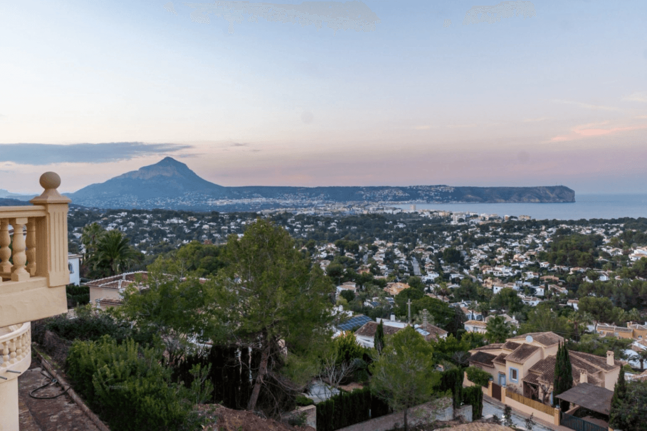 Villa for sale with stunning sea views