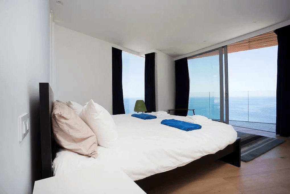 Luxurious modern frontline villa with stunning sea views