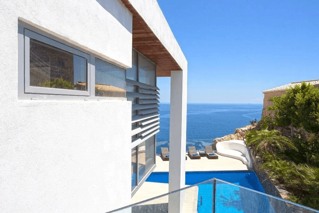 Luxurious modern frontline villa with stunning sea views