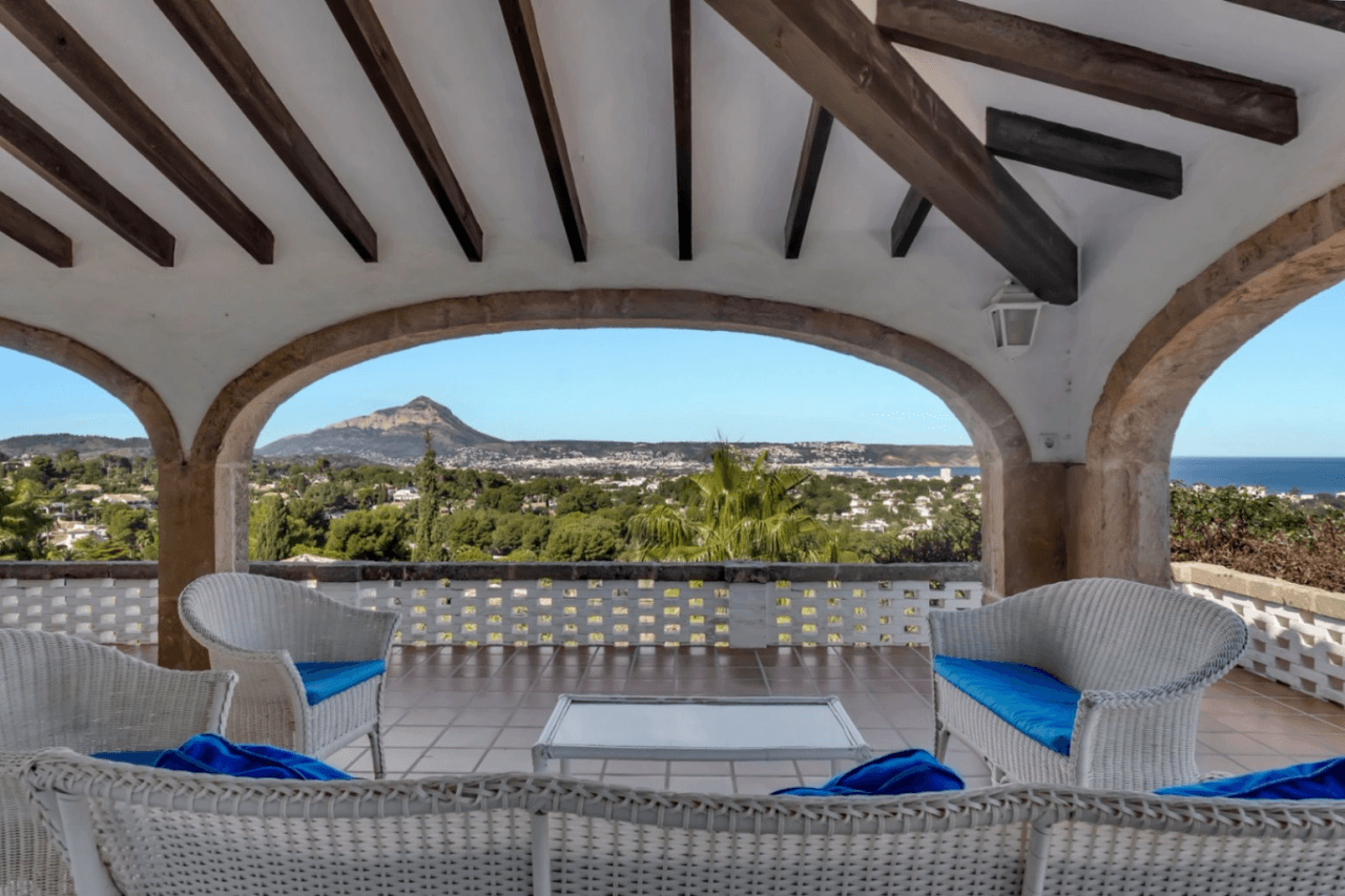 Stunning villa with amazing sea views in the El Tosalet urbanization.