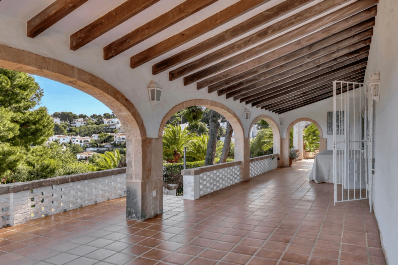 Stunning villa with amazing sea views in the El Tosalet urbanization.