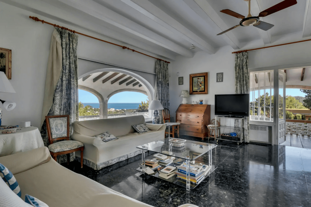 Stunning villa with amazing sea views in the El Tosalet urbanization.