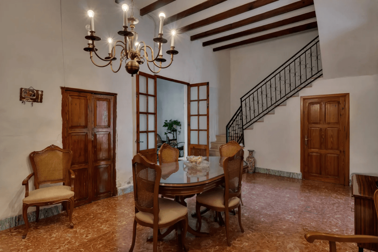 Casa de pueblo con garaje, espacioso patio interior y posibilidad de ampliar la propiedad