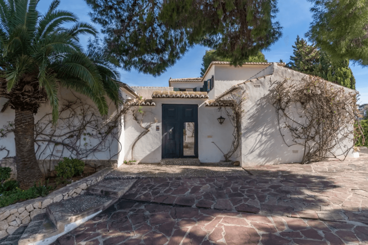 Stunning villa with amazing sea views in the El Tosalet urbanization.