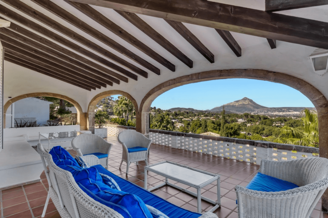 Stunning villa with amazing sea views in the El Tosalet urbanization.