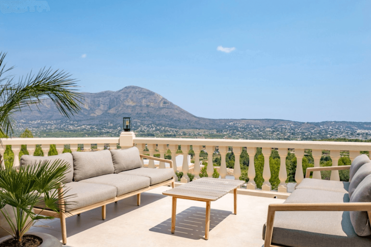 Recently renovated villa with stunning panoramic views of Jávea.
