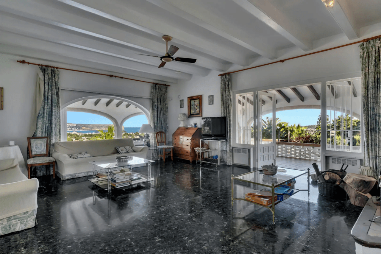 Stunning villa with amazing sea views in the El Tosalet urbanization.