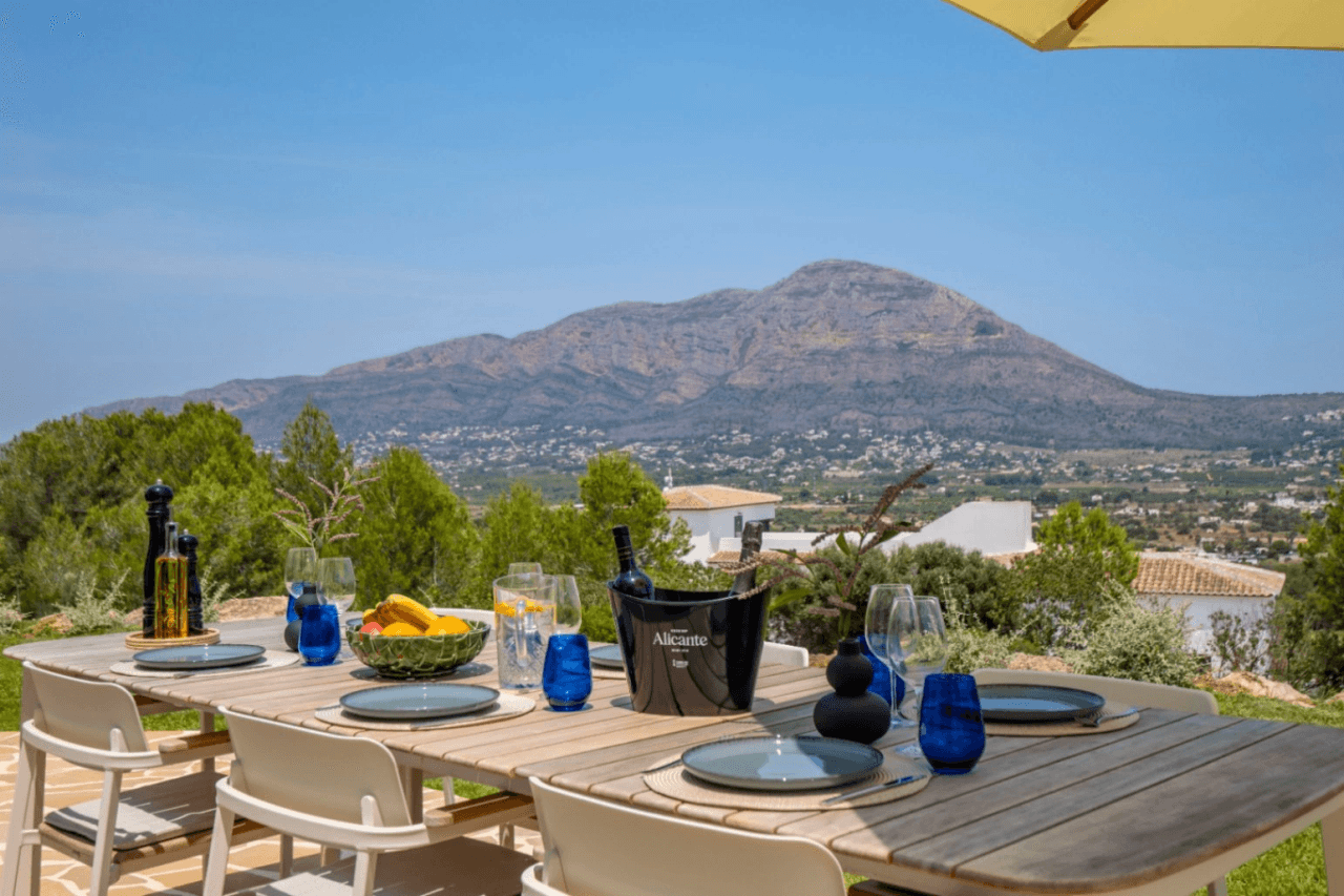 Recently renovated villa with stunning panoramic views of Jávea.