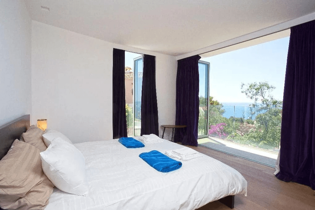 Luxurious modern frontline villa with stunning sea views