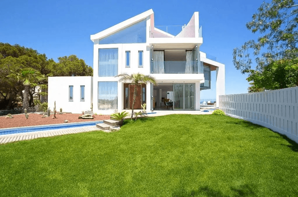 Luxurious modern frontline villa with stunning sea views