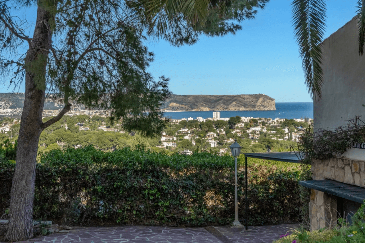 Stunning villa with amazing sea views in the El Tosalet urbanization.