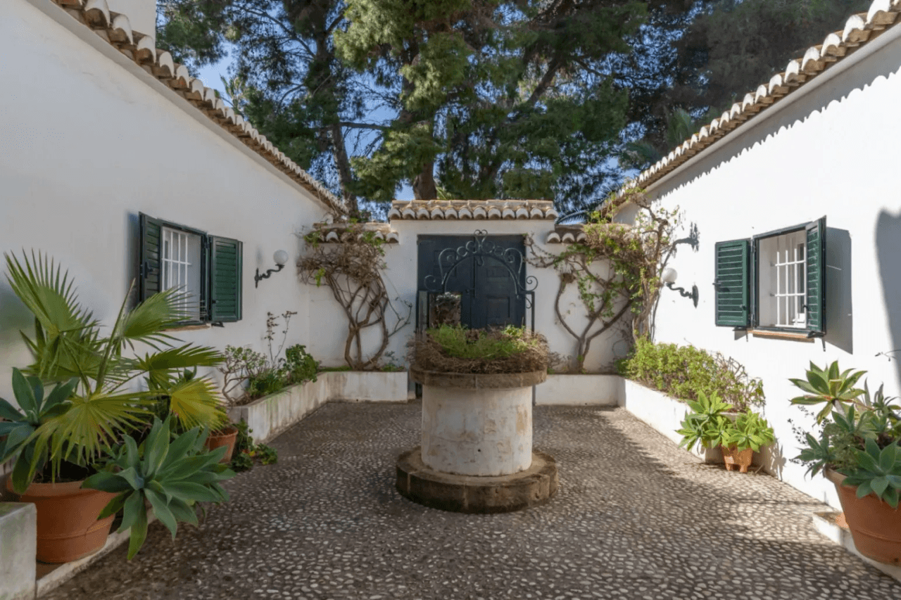 Stunning villa with amazing sea views in the El Tosalet urbanization.