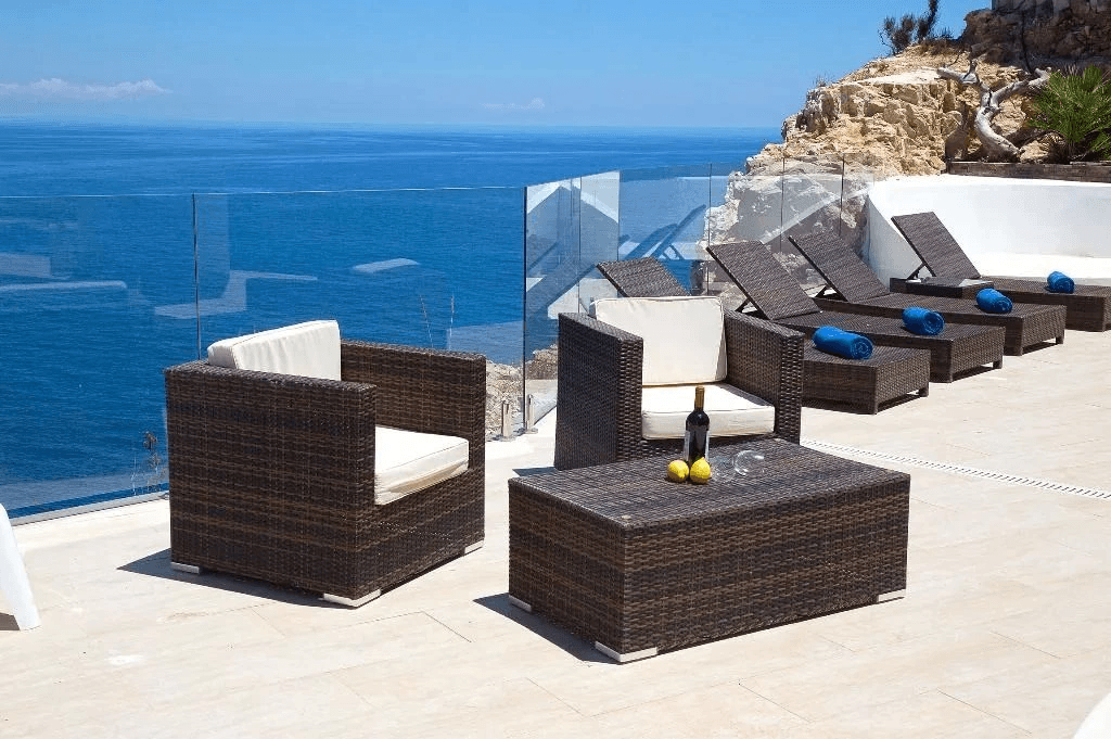 Luxurious modern frontline villa with stunning sea views