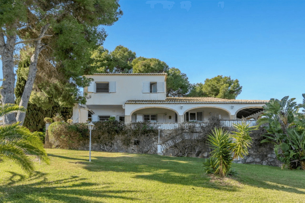 Stunning villa with amazing sea views in the El Tosalet urbanization.