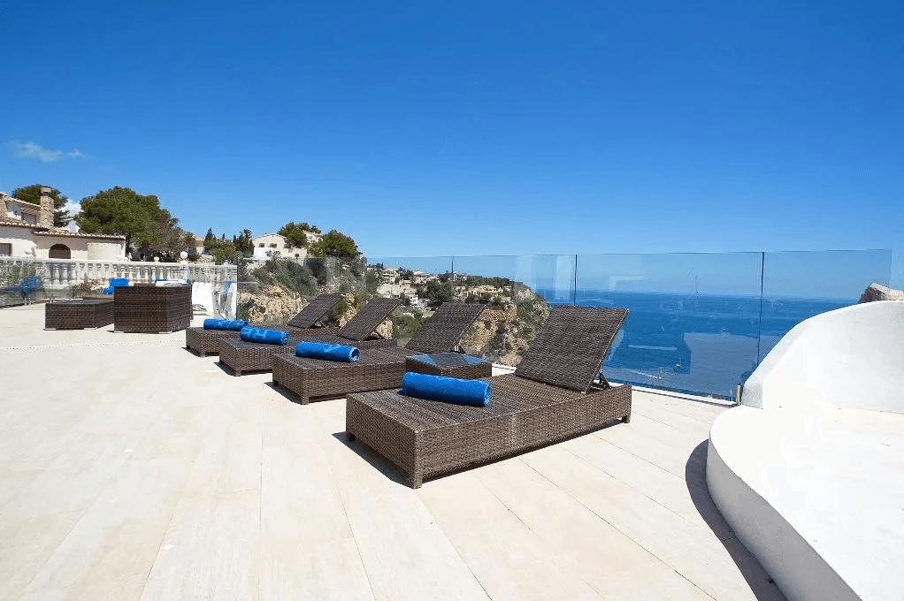 Luxurious modern frontline villa with stunning sea views
