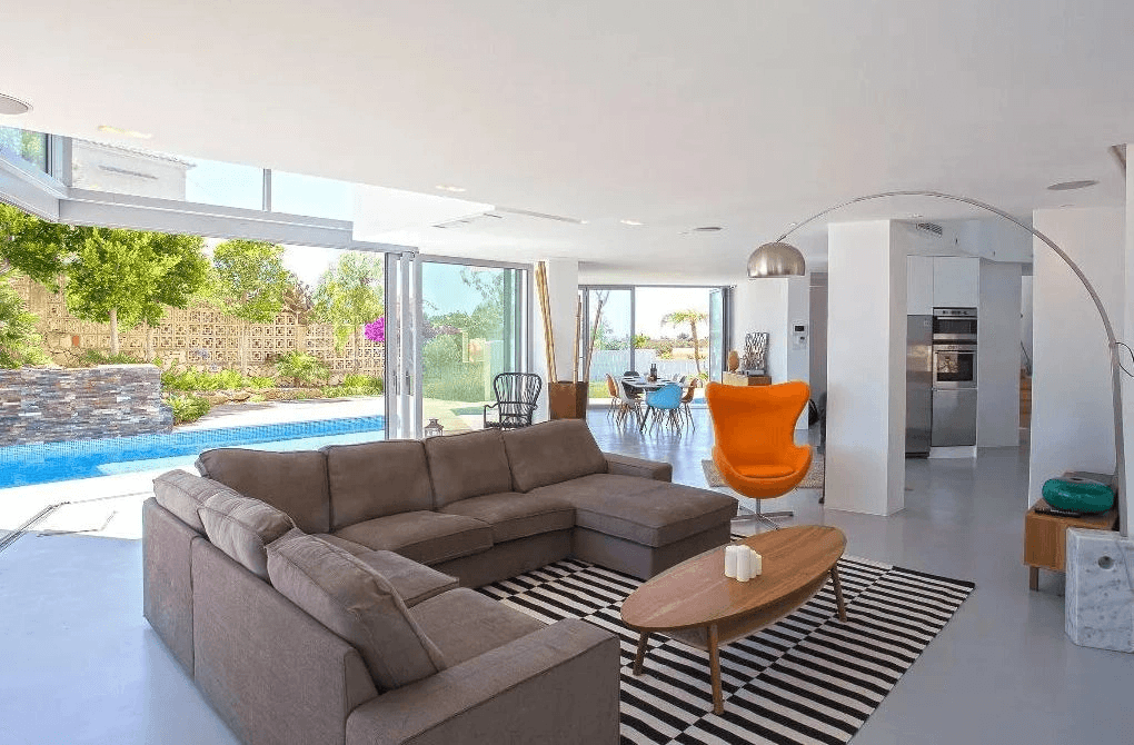 Luxurious modern frontline villa with stunning sea views