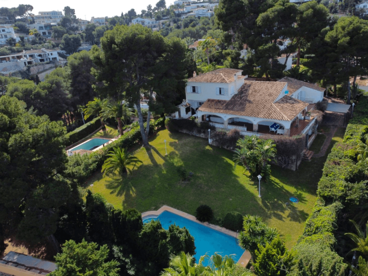 Stunning villa with amazing sea views in the El Tosalet urbanization.
